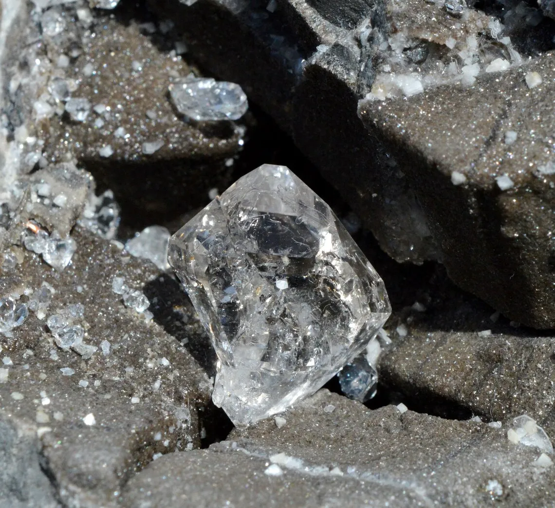 Diamond quartz on septaria 508 grams - Rémuzat, Nyons, Drôme, Auvergne-Rhône-Alpes, France - image 2