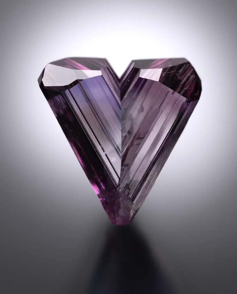 Diaspore var. Zultanite image