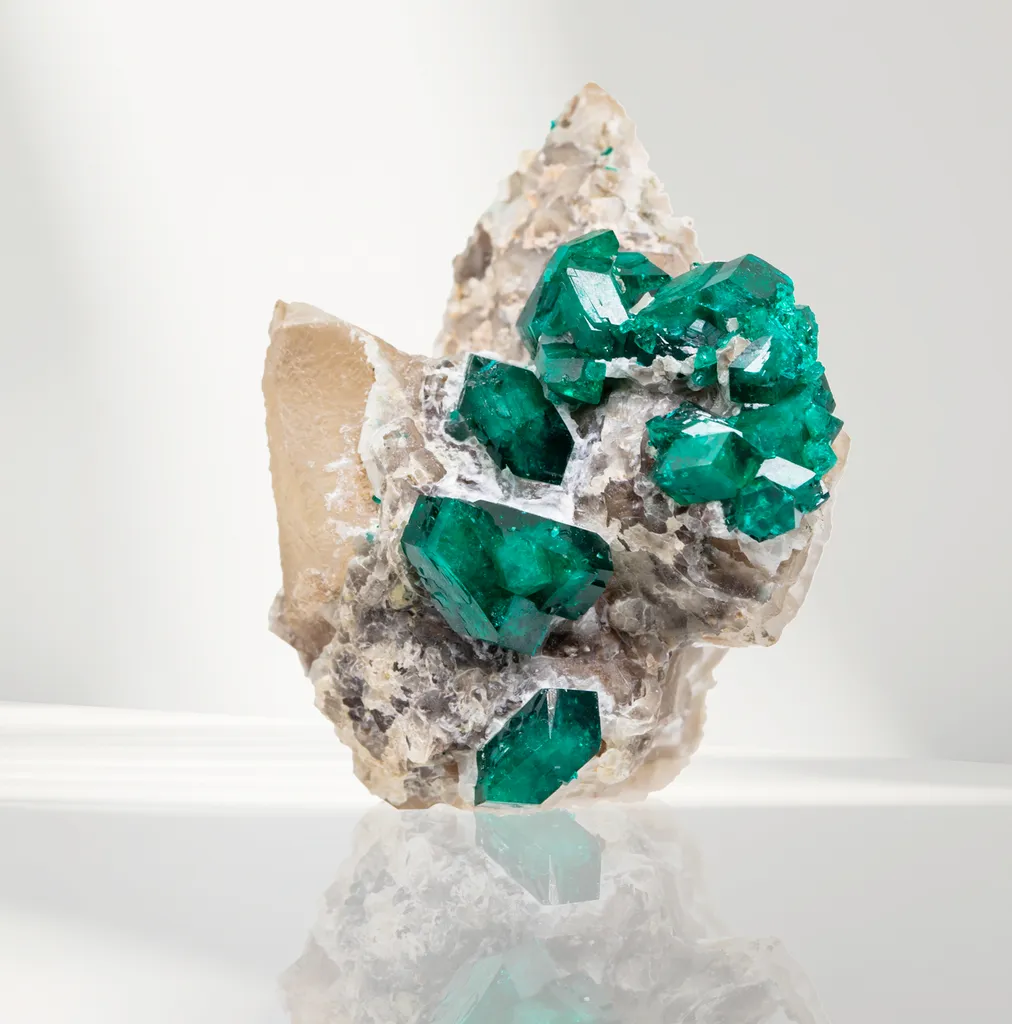 Diopside on Calcite from Kazakhstan, Karaganda Region, Altyn-Tyube dioptase deposit image