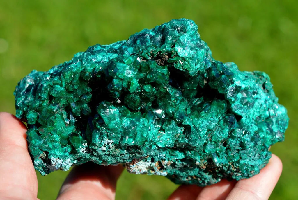 Dioptase 937 grams - Mpita prospect, Kimbedi, Mindouli District, Pool Department, Republic Congo image
