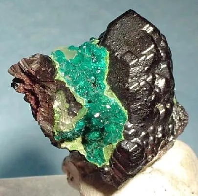Dioptase, Heterogenite, Calcite image