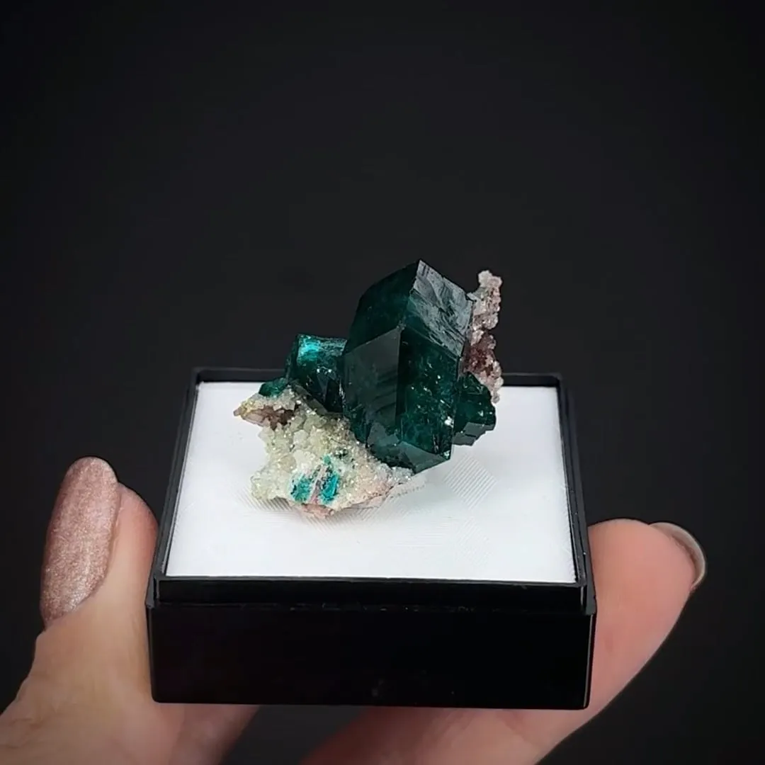 Dioptase on Calcite - image 2