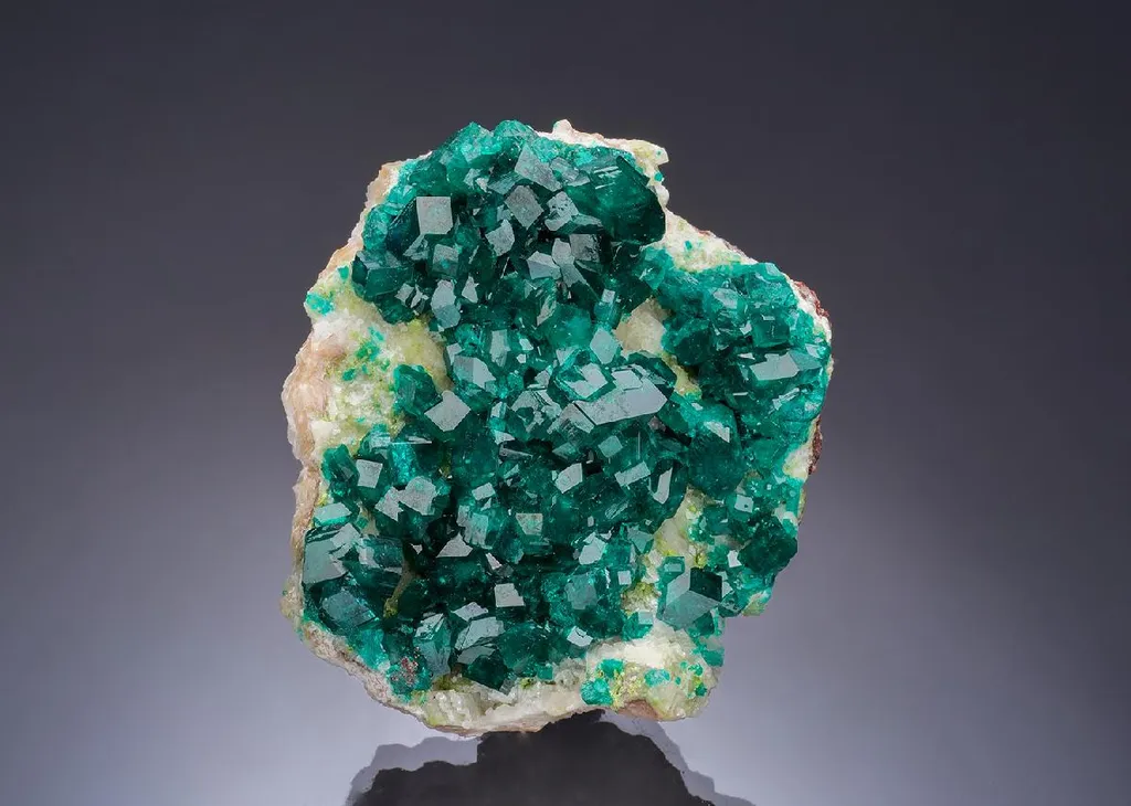 DIOPTASE on CALCITE with DUFTITE image