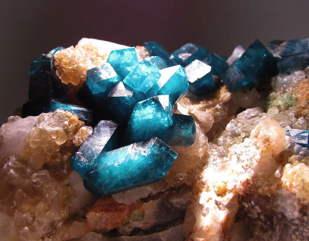 Dioptase on Quartz - image 5
