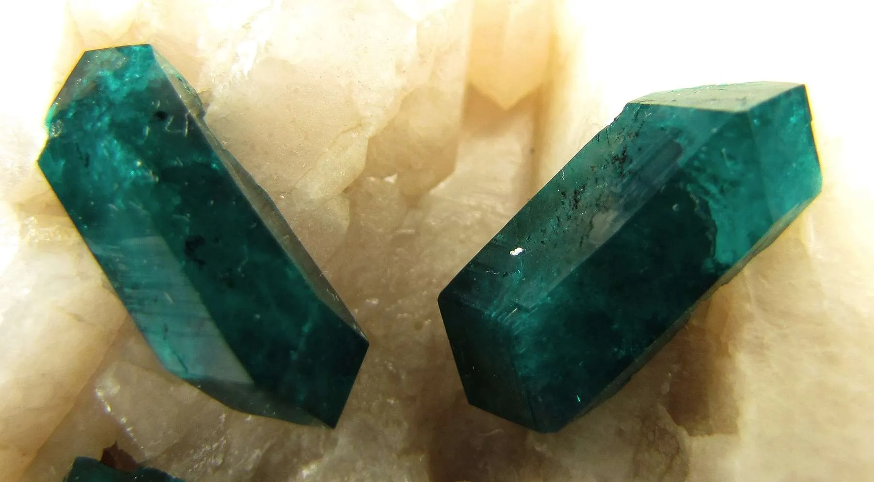 Dioptase on Quartz - image 3