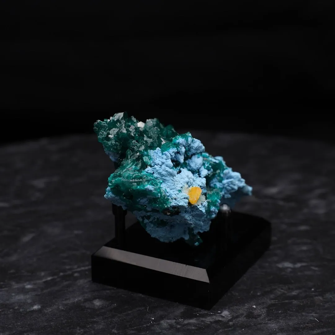 Dioptase, Shattuckite, Wulfenite - image 2
