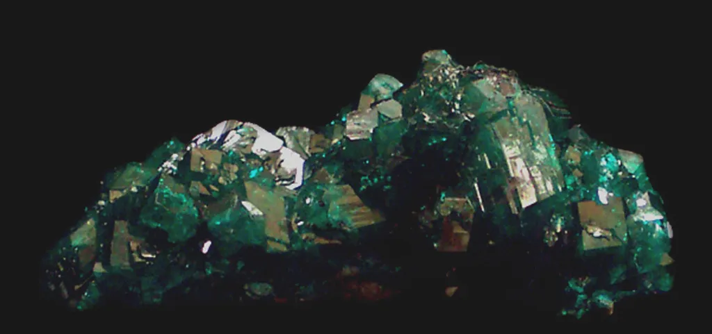 Dioptase: Vallée du Niari, Sanda Mine, Mindouli, Congo-Kinshasa image