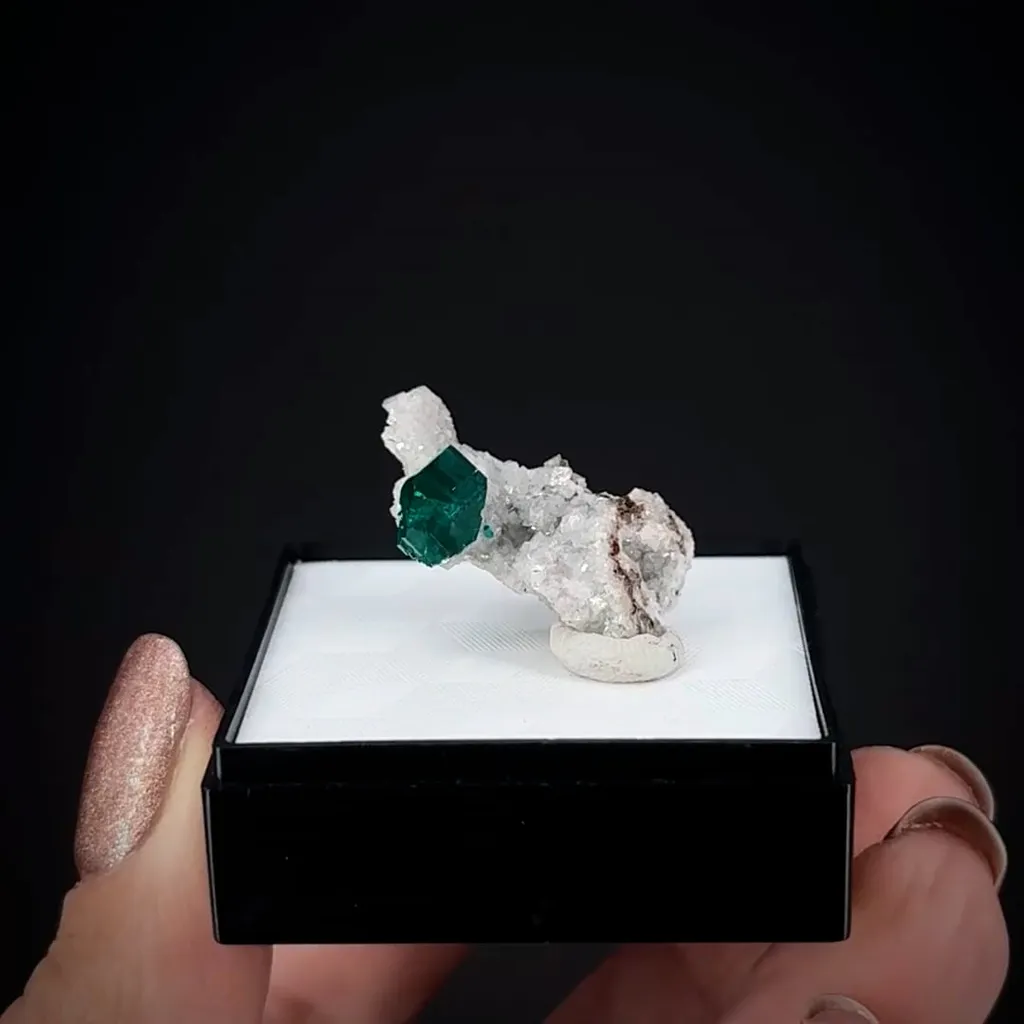 Dioptase with Calcite - image 2