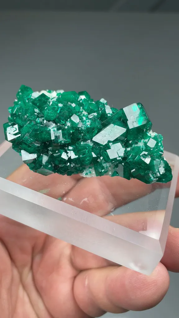 Dioptase with Calcite - image 2