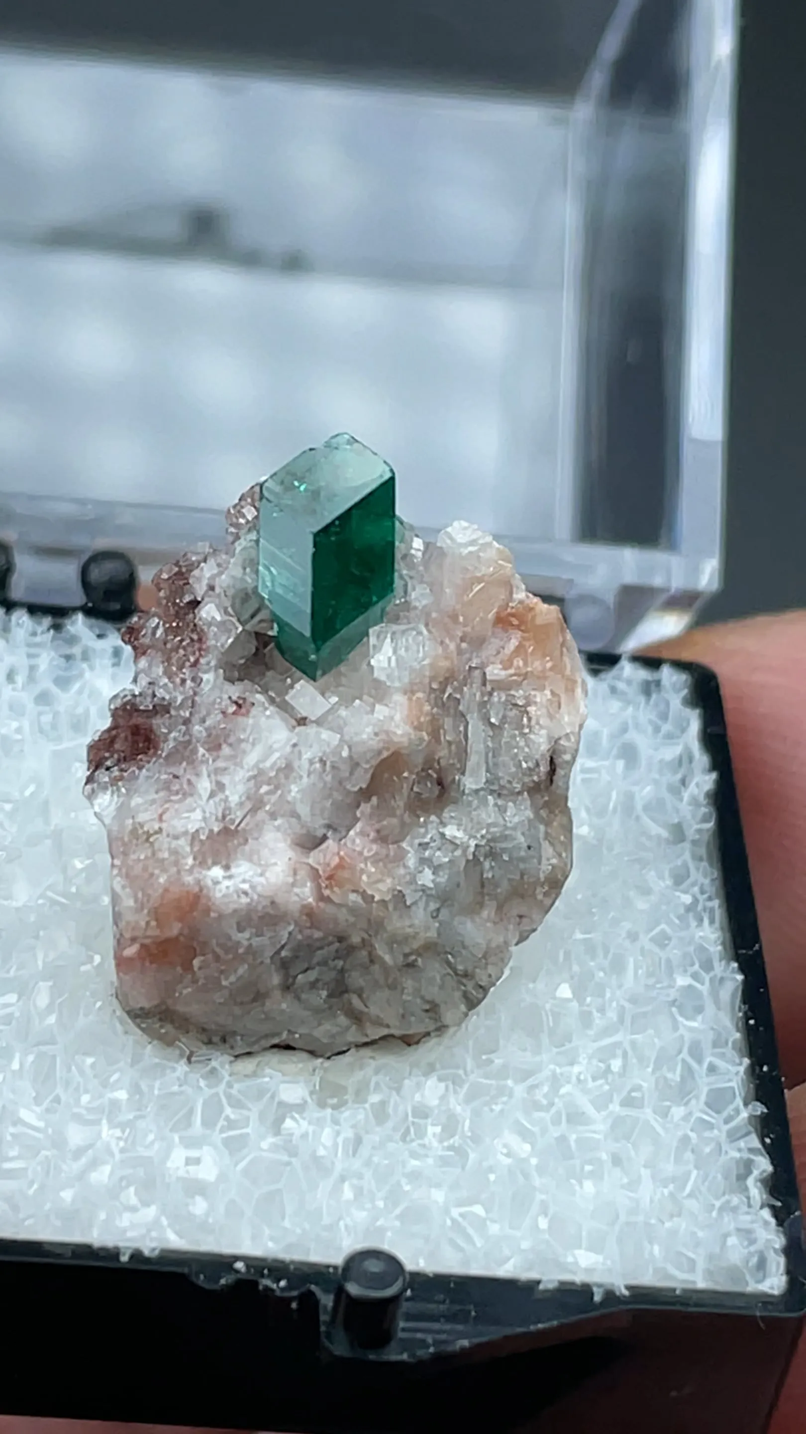 Dioptase with Calcite - image 2