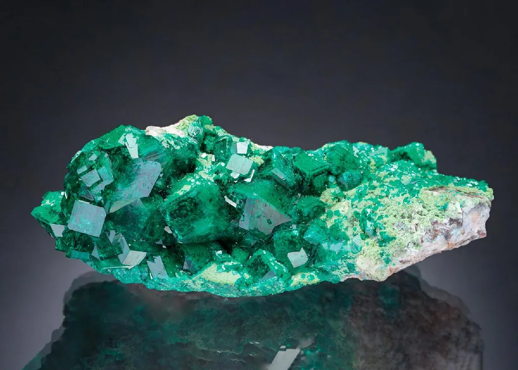 Dioptase with Duftite-Conichalcite image