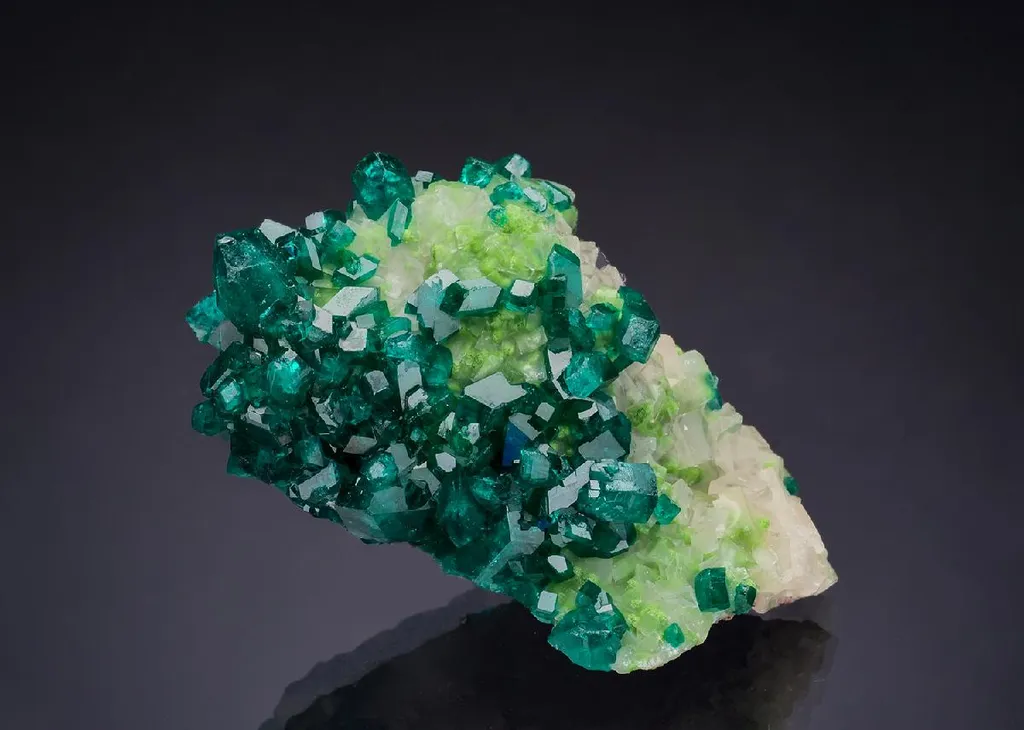 DIOPTASE with DUFTITE on CALCITE image