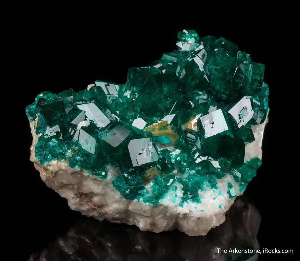 Dioptase with Wulfenite and Molybdofornacite - image 2