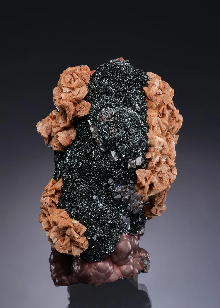 DOLOMITE and QUARTZ on HEMATITE var. Specularite