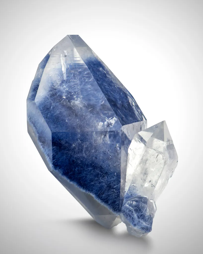 Dumortierite included in Quartz image