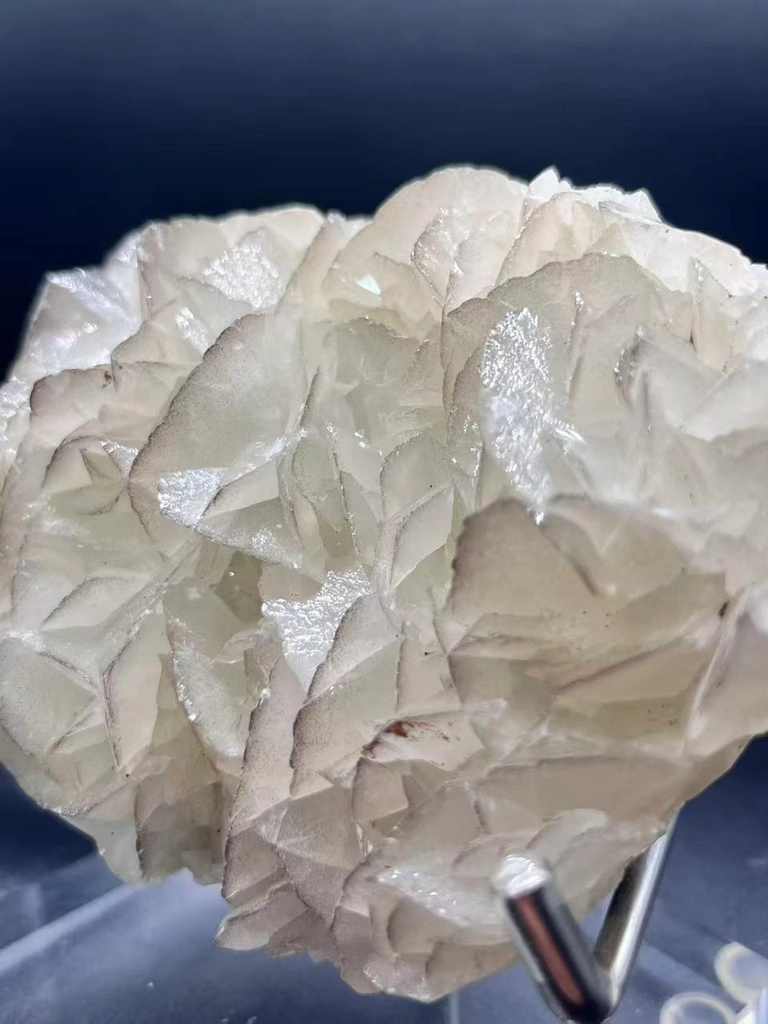 Edge‑lined Rose Calcite, Daye Hubei | Natural Petal‑shaped Cluster, Weak Fluorescent Mineral Specimen - image 4
