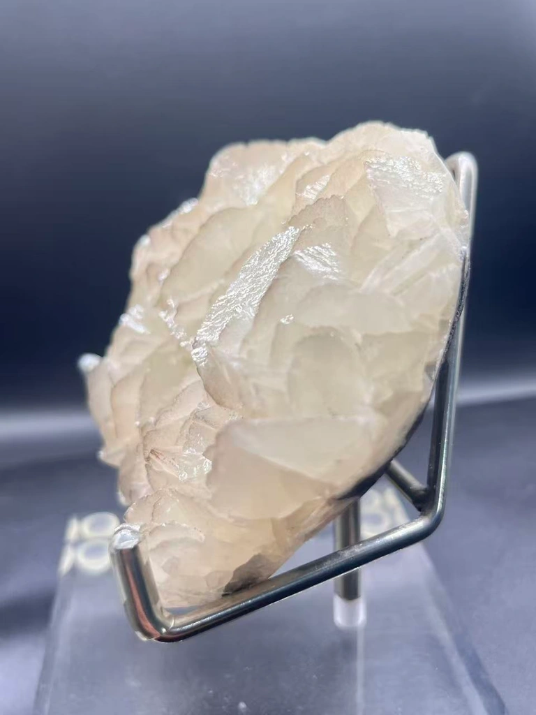 Edge‑lined Rose Calcite, Daye Hubei | Natural Petal‑shaped Cluster, Weak Fluorescent Mineral Specimen - image 6