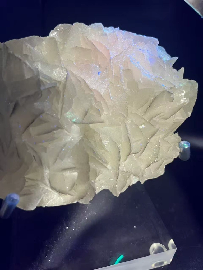 Edge‑lined Rose Calcite, Daye Hubei | Natural Petal‑shaped Cluster, Weak Fluorescent Mineral Specimen - image 7