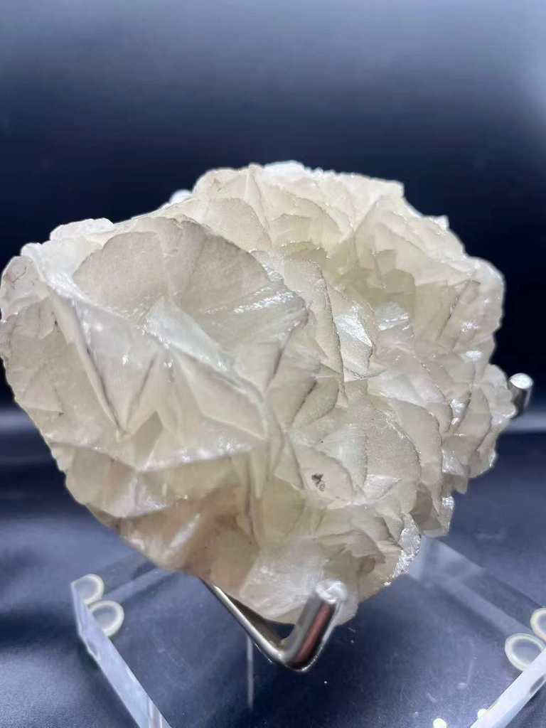 Edge‑lined Rose Calcite, Daye Hubei | Natural Petal‑shaped Cluster, Weak Fluorescent Mineral Specimen - image 5