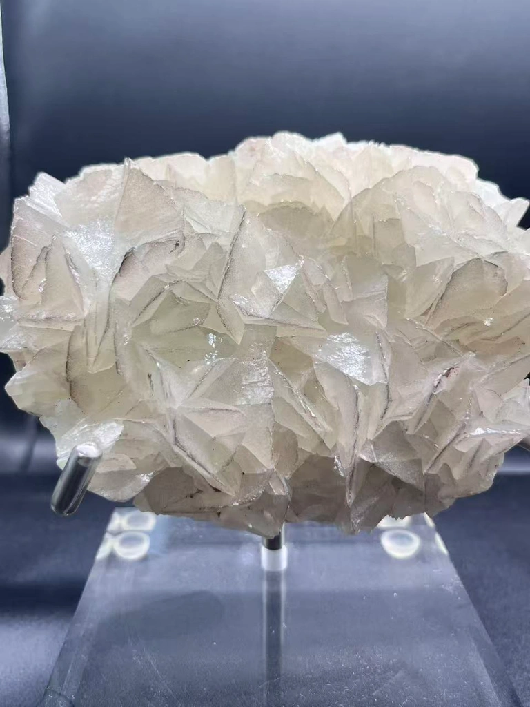 Edge‑lined Rose Calcite, Daye Hubei | Natural Petal‑shaped Cluster, Weak Fluorescent Mineral Specimen image