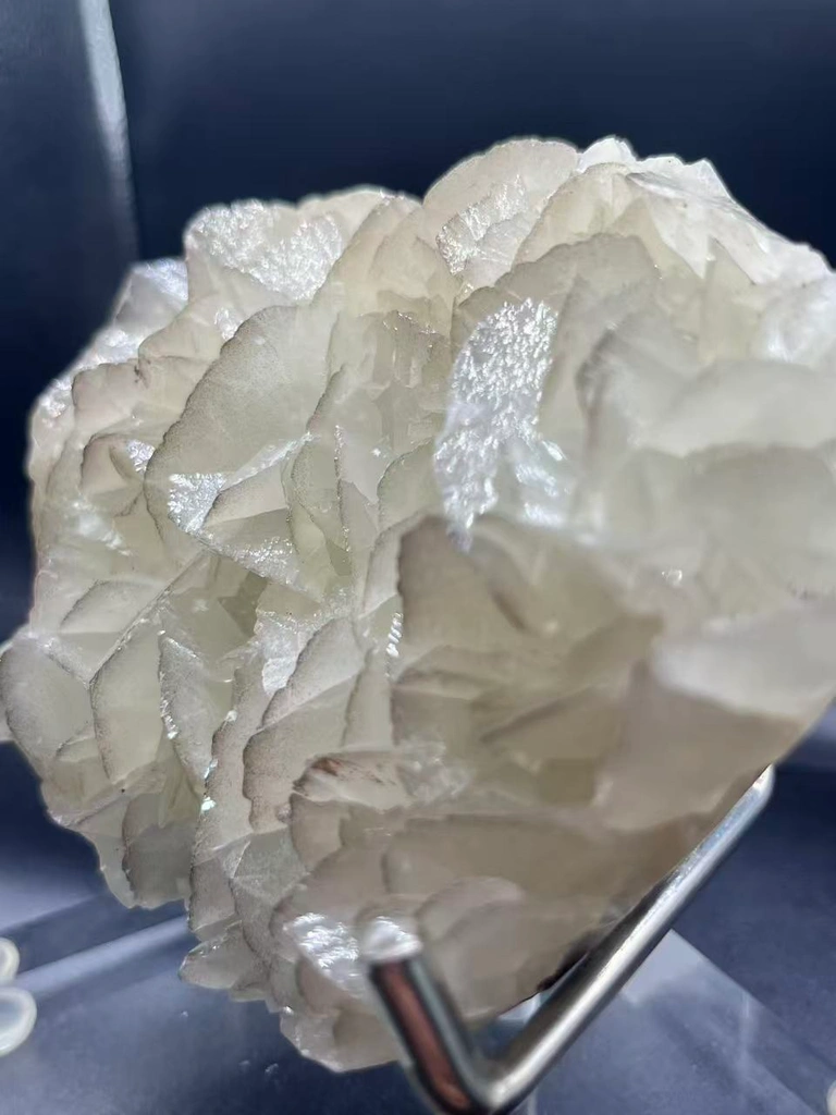 Edge‑lined Rose Calcite, Daye Hubei | Natural Petal‑shaped Cluster, Weak Fluorescent Mineral Specimen - image 3