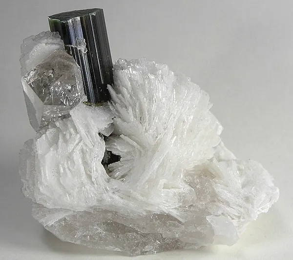 Elbaite, Albite (Var: Cleavelandite), Quartz image