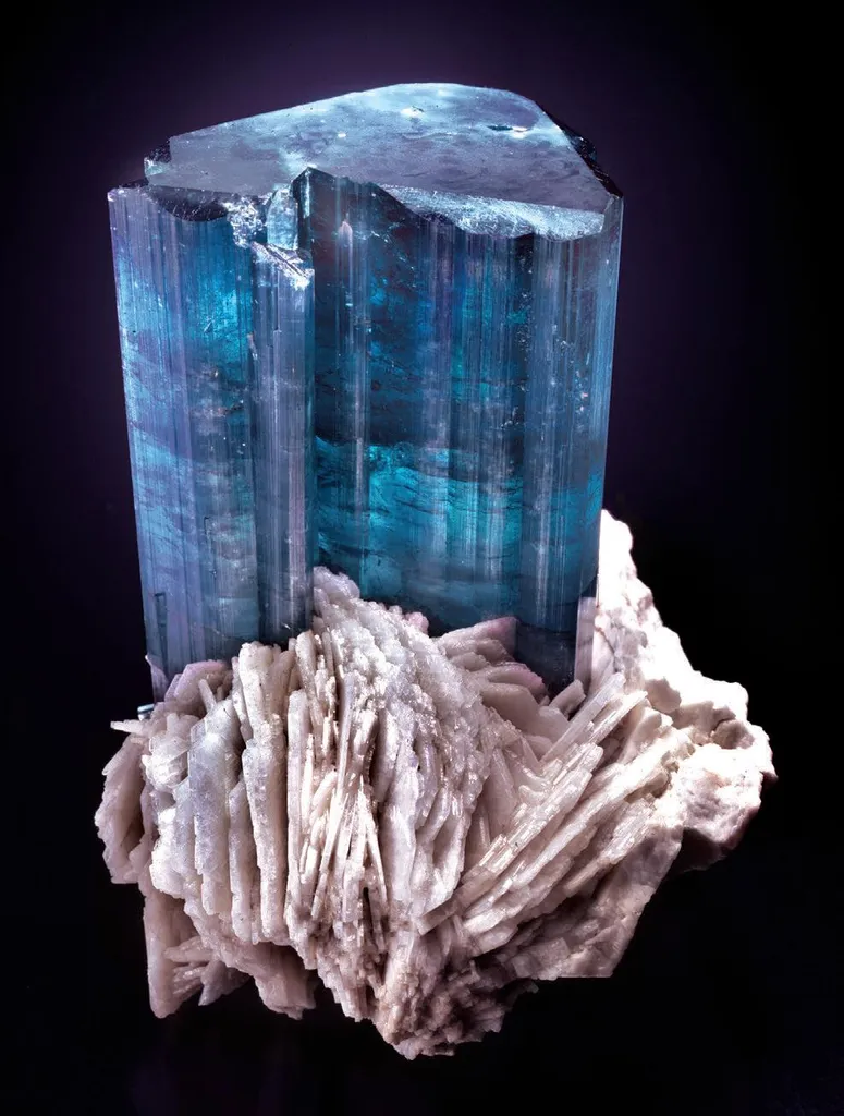 Elbaite, Cleavelandite - image 1