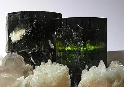 Elbaite, Quartz, Albite (Var: Cleavelandite) - image 2