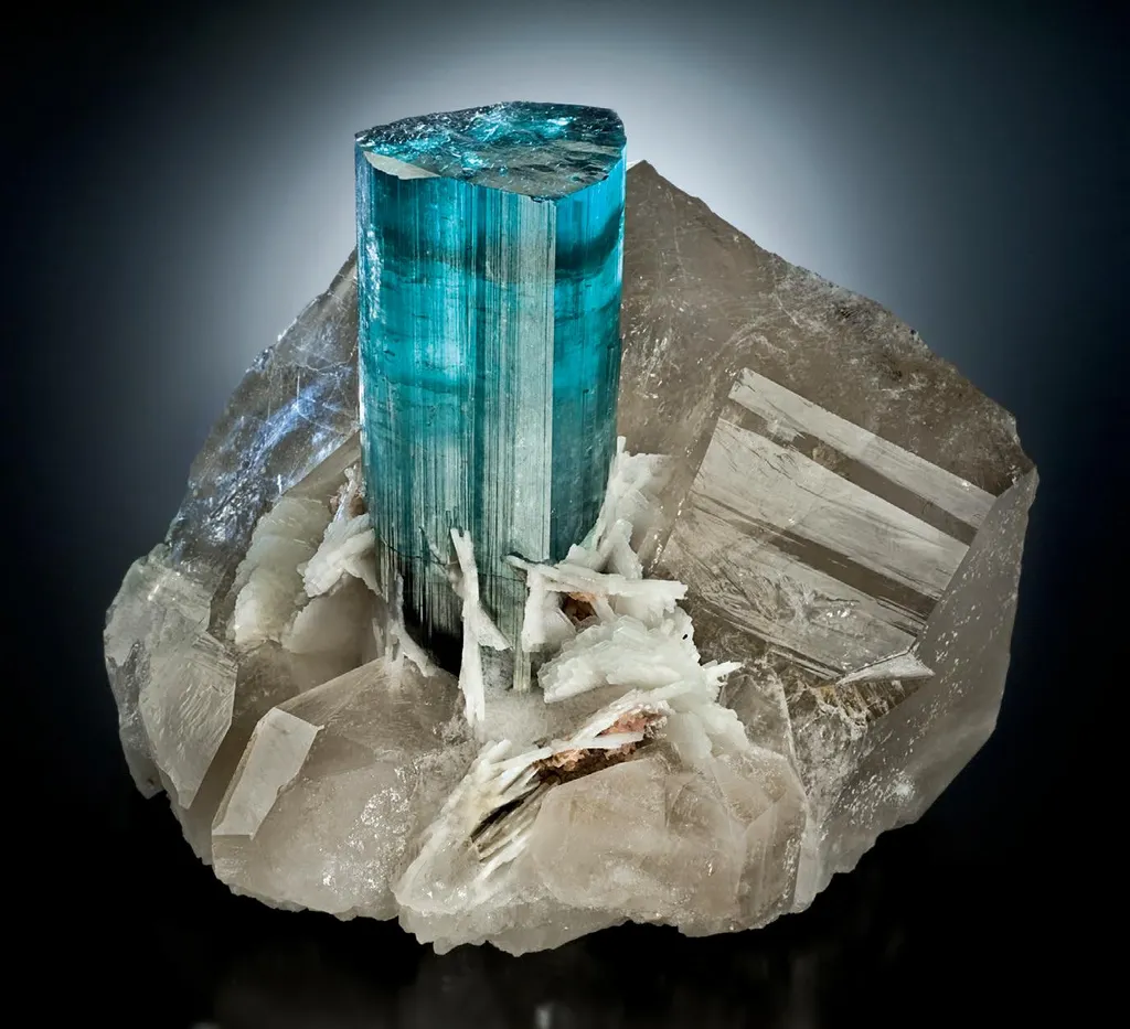 Elbaite, Quartz, Cleavelandite image
