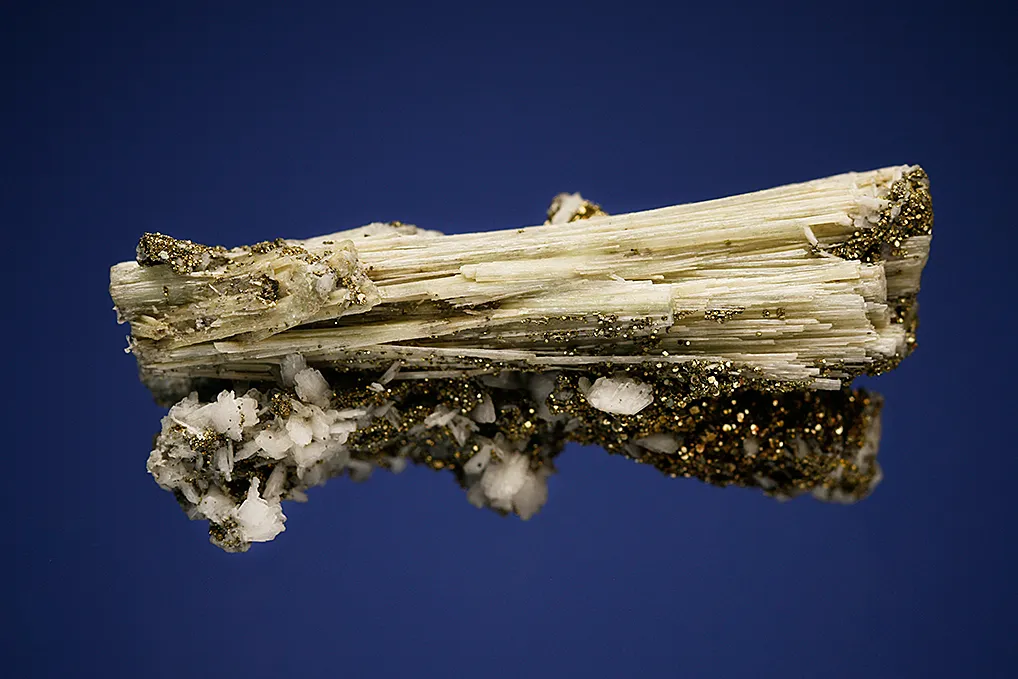 Elpidite with Pyrite on Albite - image 4