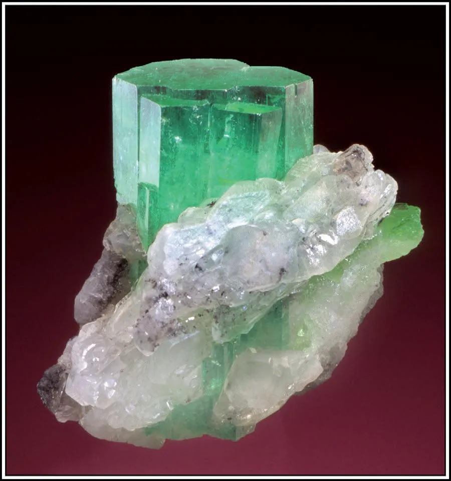 Emerald (Beryl), Calcite image