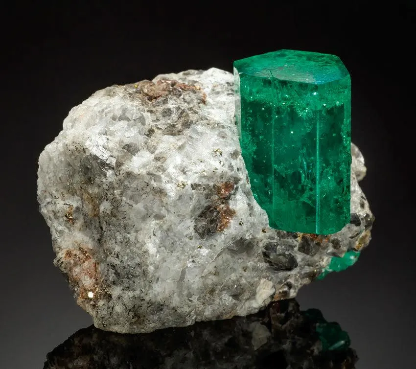 Emerald, Calcite - image 1