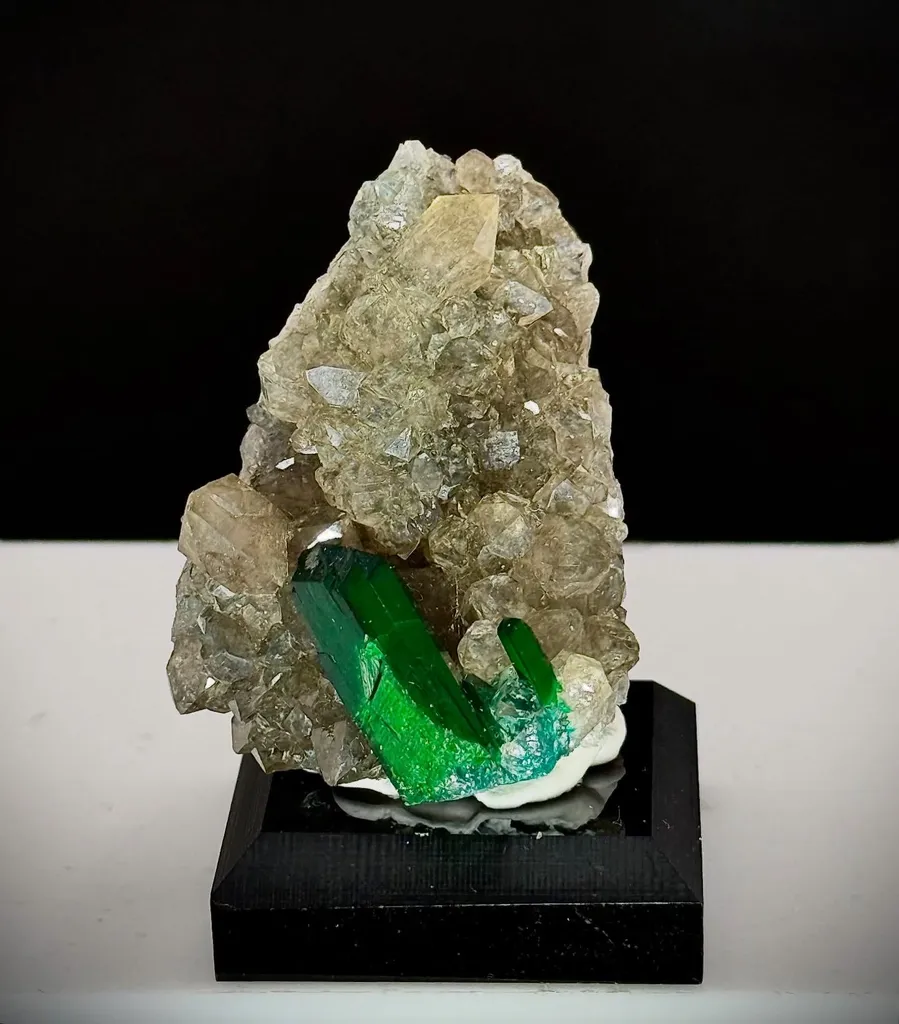 Emerald FIRE ON Quartz image