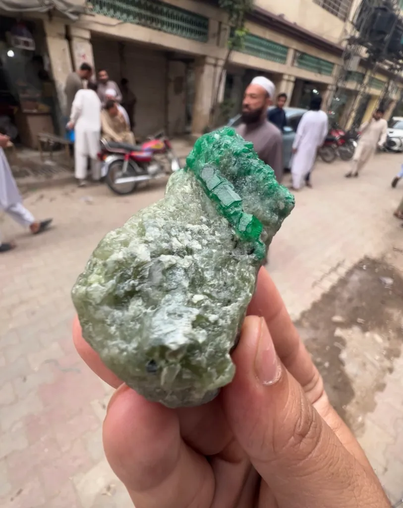 Emerald from Pakistan, Khyber Pakhtunkhwa Province, Swat District - image 3