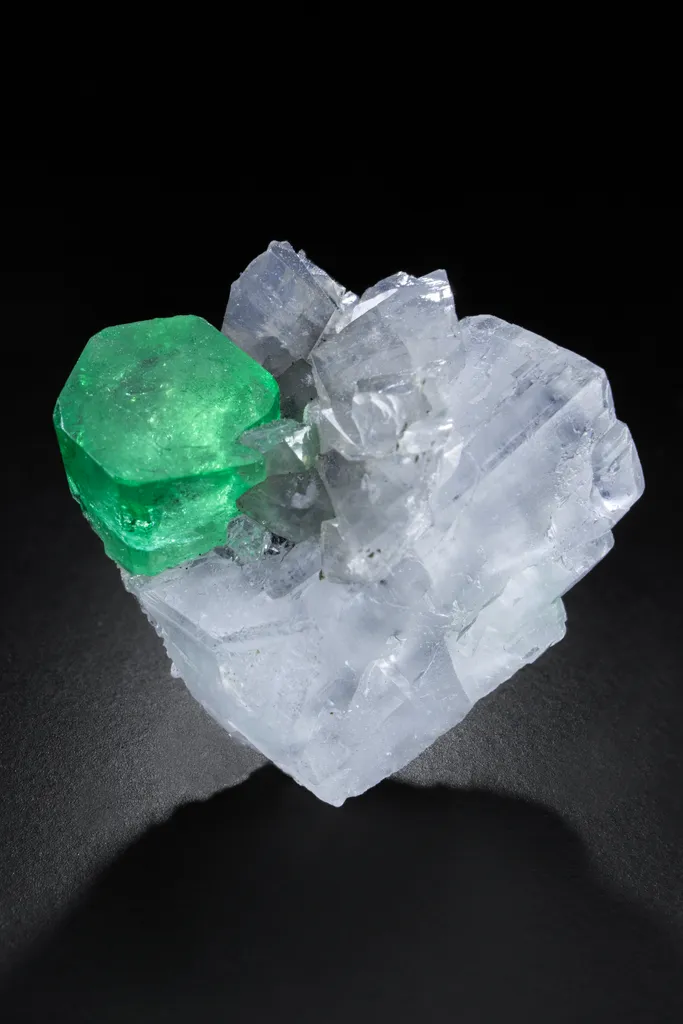 Emerald on Calcite image