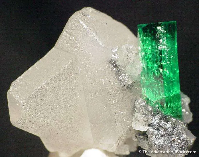 Emerald on Calcite (Twinned) image