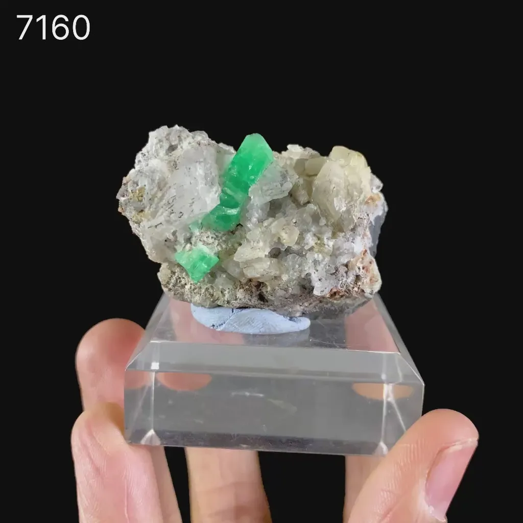 Emerald on Matrix – Premium Colombian Natural Specimen - image 2