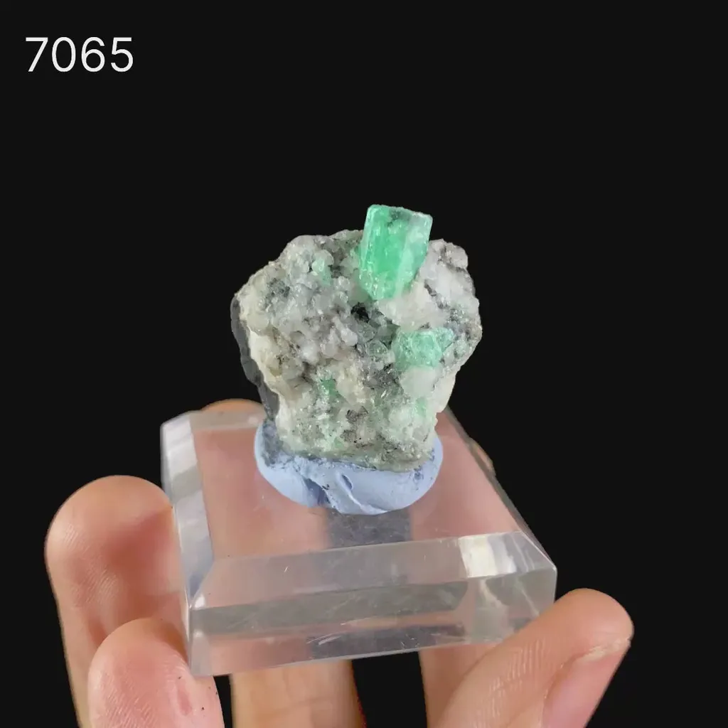 Emerald on Matrix – Premium Colombian Natural Specimen - image 2