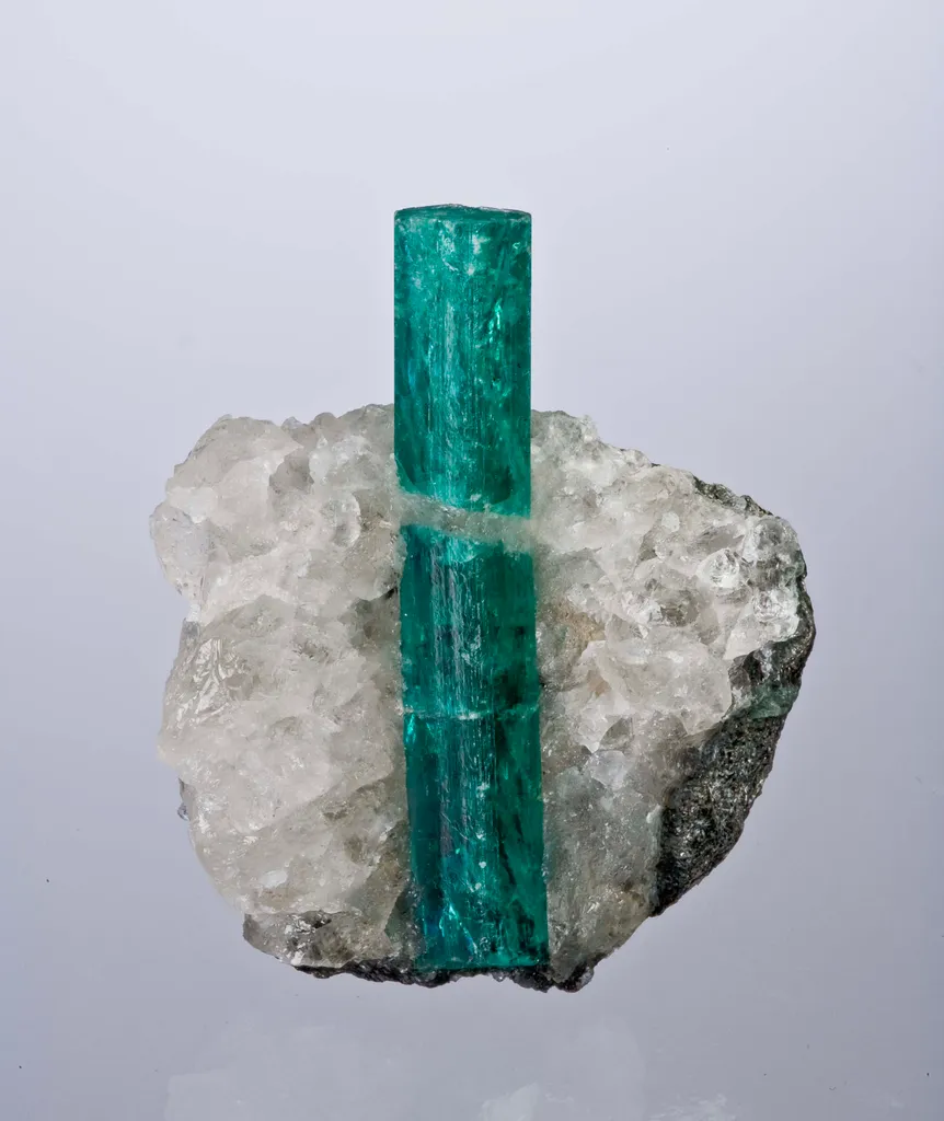 Emerald on Quartz image