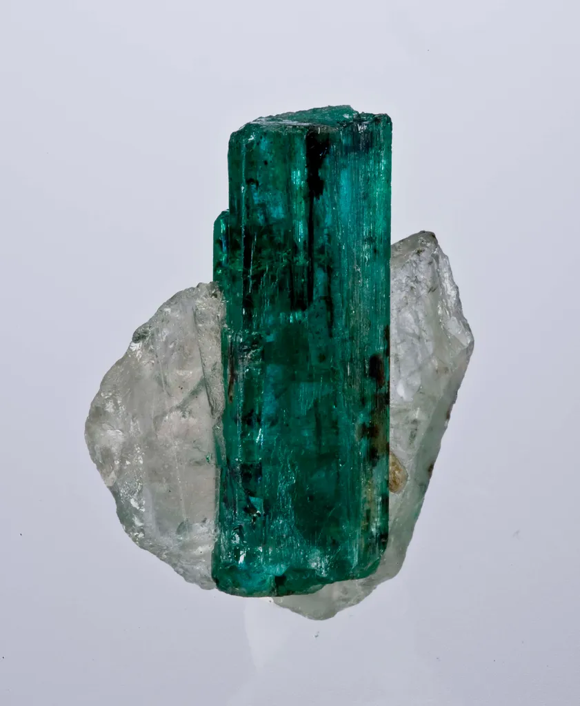 Emerald on Quartz image