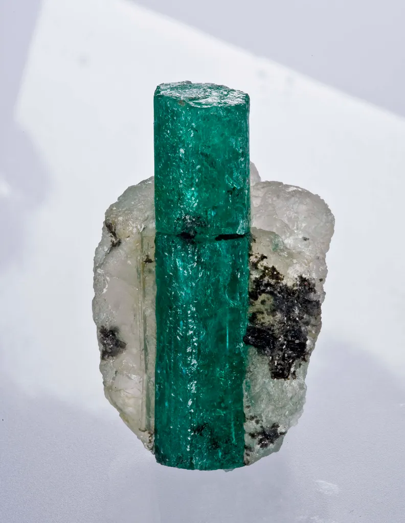 Emerald on Quartz image