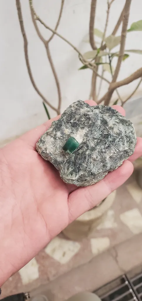 Emerald Specimen (186 Gram)