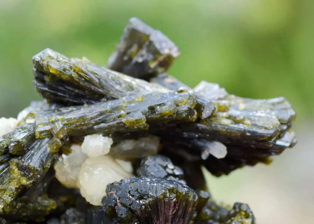 Epidote 122 grams - Bafoulabé Circle, Kayes Region, Mali - image 3