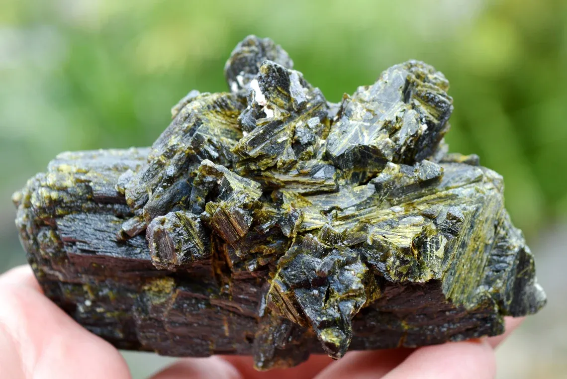 Epidote 384 grams - Bafoulabé Circle, Kayes Region, Mali - image 3