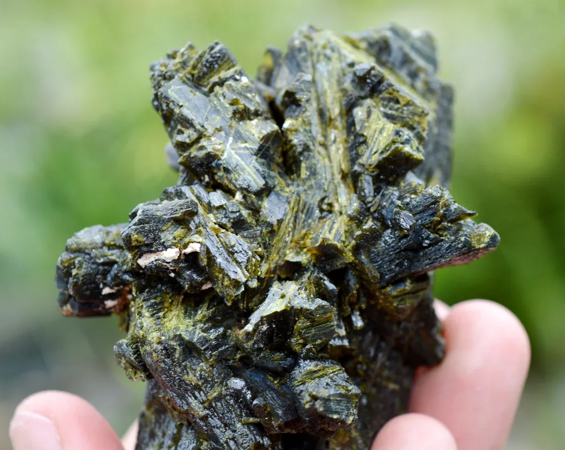 Epidote 384 grams - Bafoulabé Circle, Kayes Region, Mali - image 4