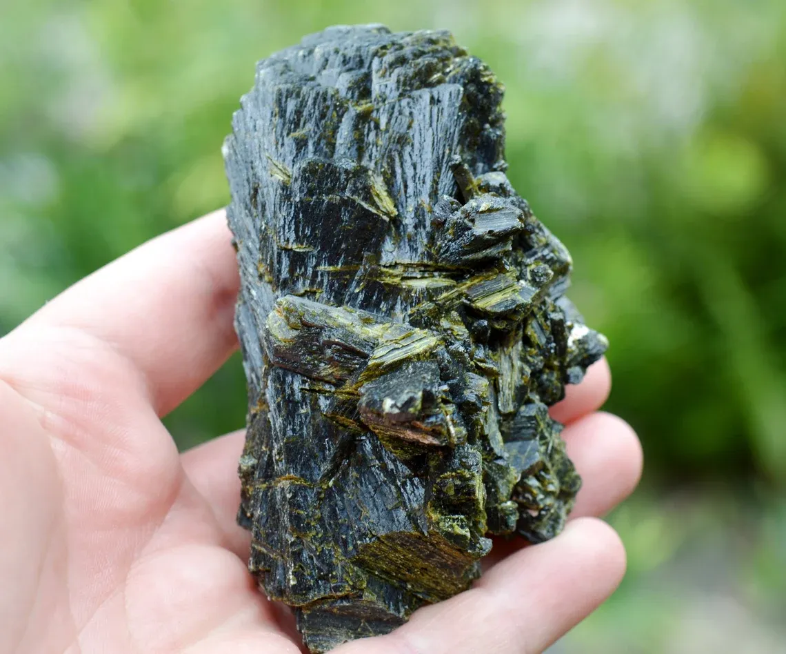 Epidote 384 grams - Bafoulabé Circle, Kayes Region, Mali - image 1