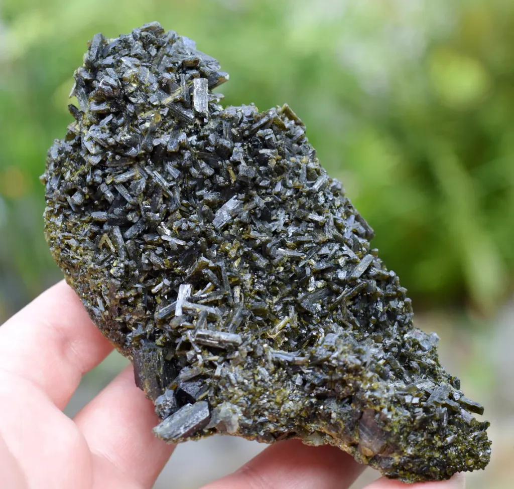 Epidote 490 grams - Bafoulabé Circle, Kayes Region, Mali - image 2