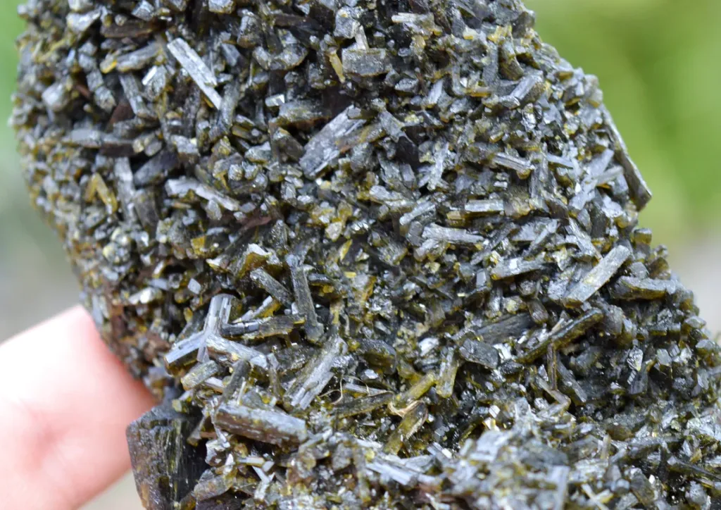 Epidote 490 grams - Bafoulabé Circle, Kayes Region, Mali - image 4