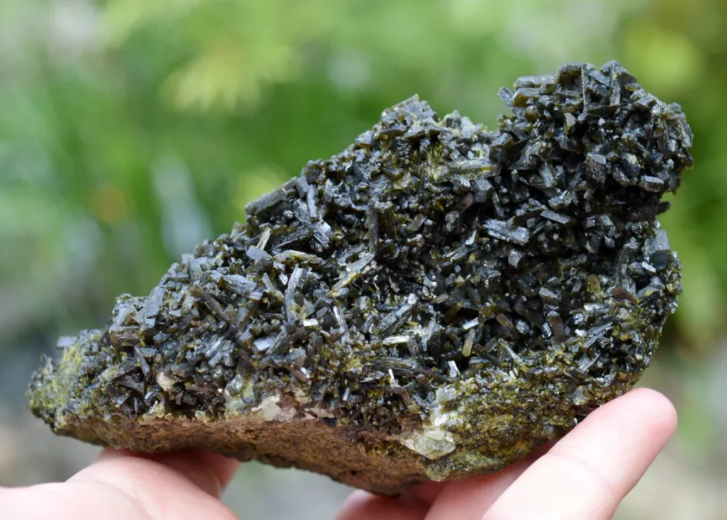 Epidote 490 grams - Bafoulabé Circle, Kayes Region, Mali - image 5