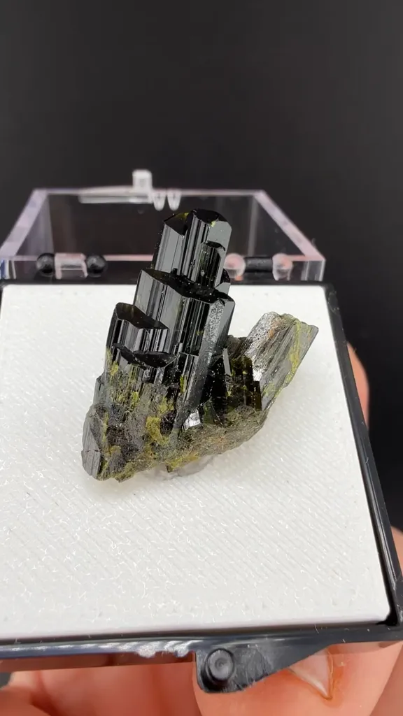 Epidote - image 1